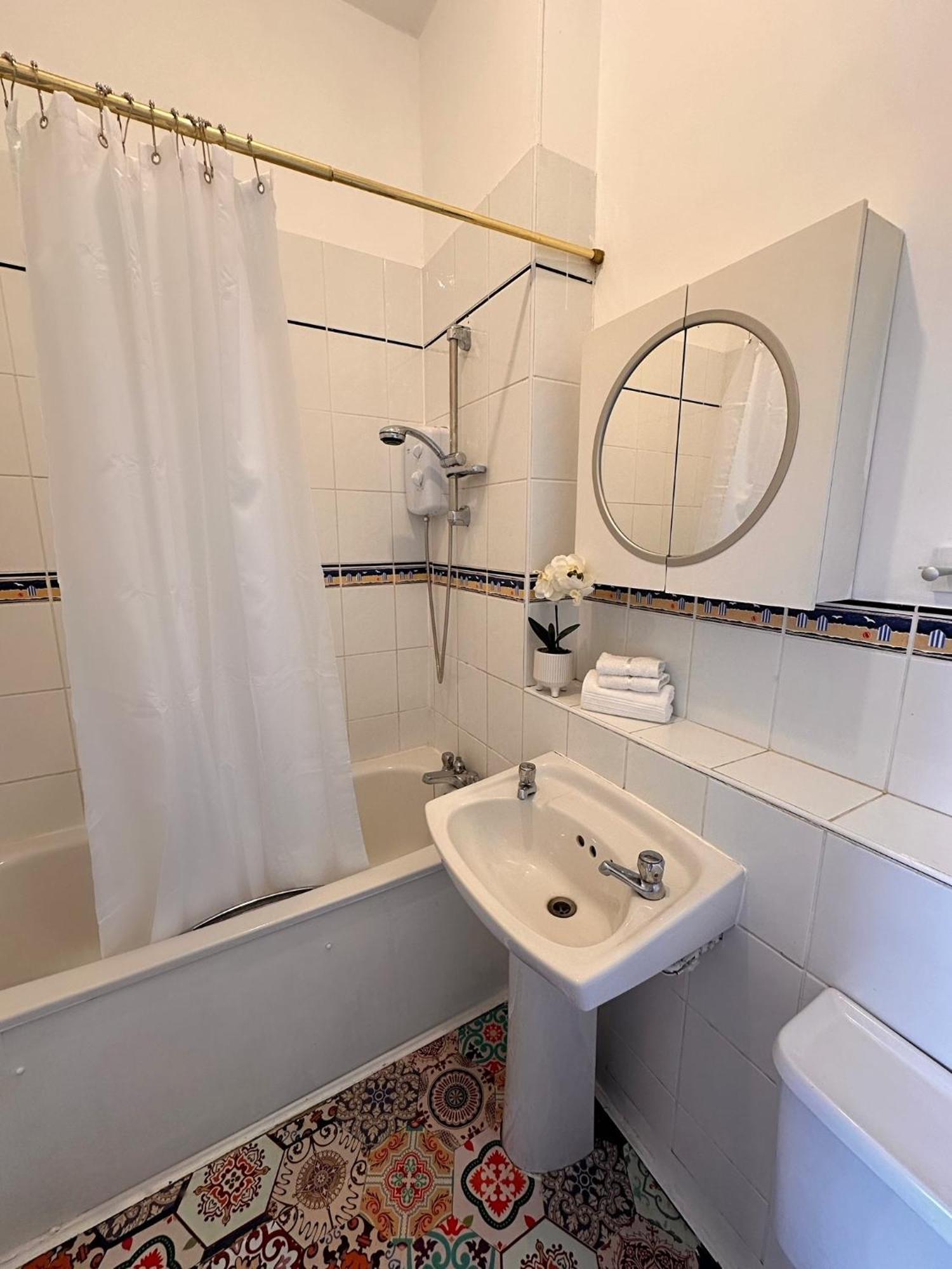 Appartamento With Balcony - On High Street - Sleeps 6 Londra