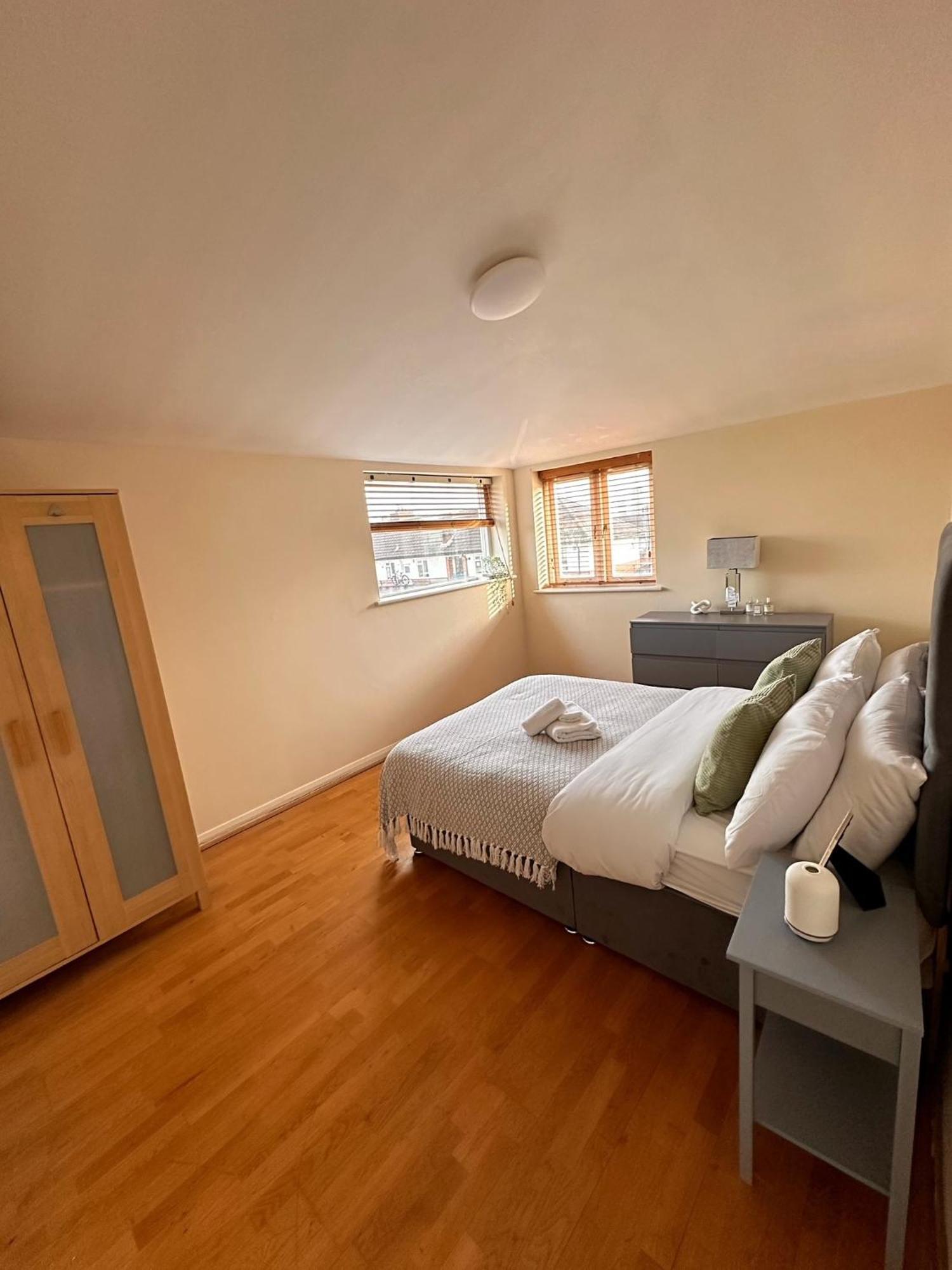 With Balcony - On High Street - Sleeps 6 Appartamento *