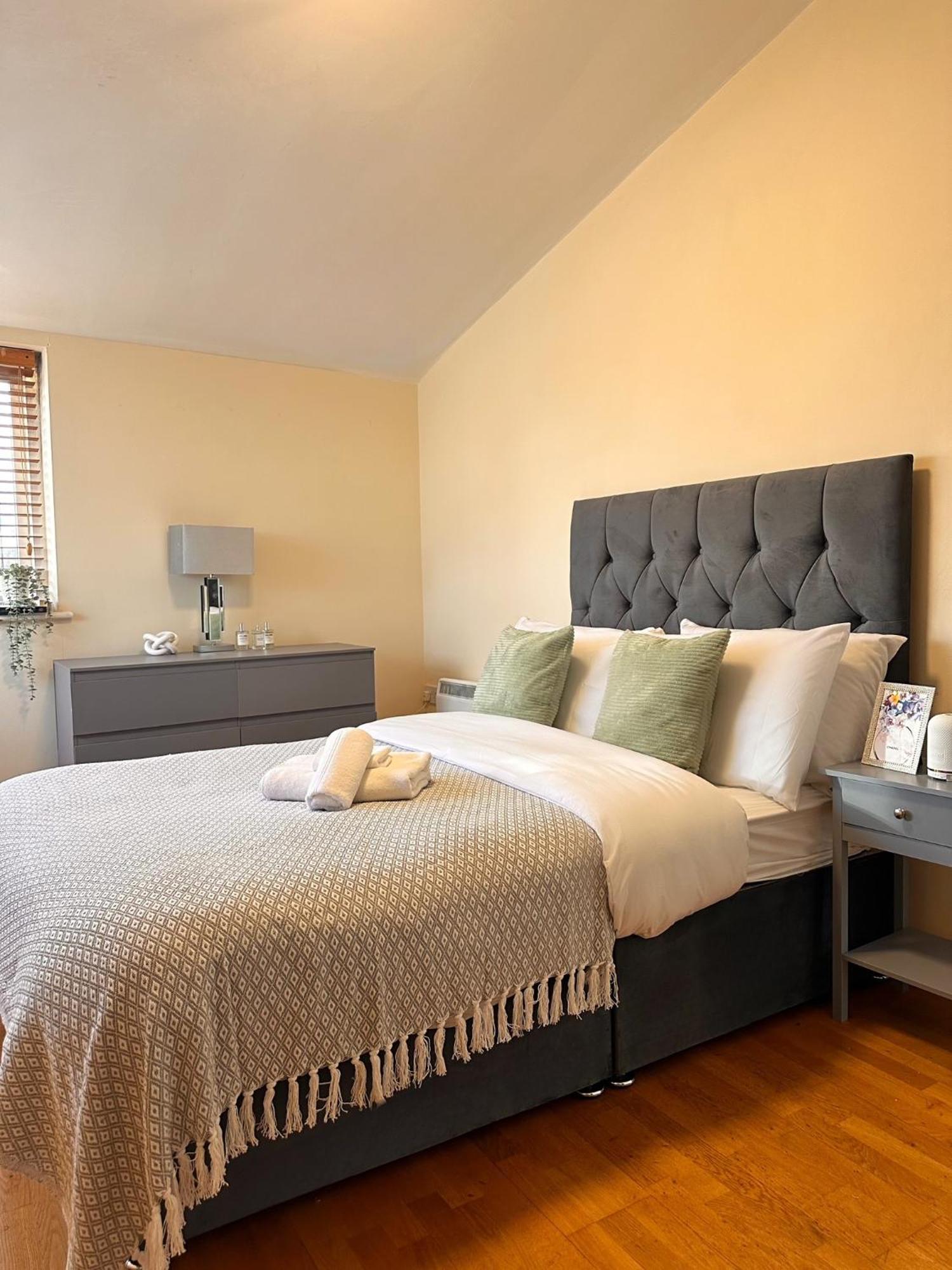 Appartamento With Balcony - On High Street - Sleeps 6 Londra