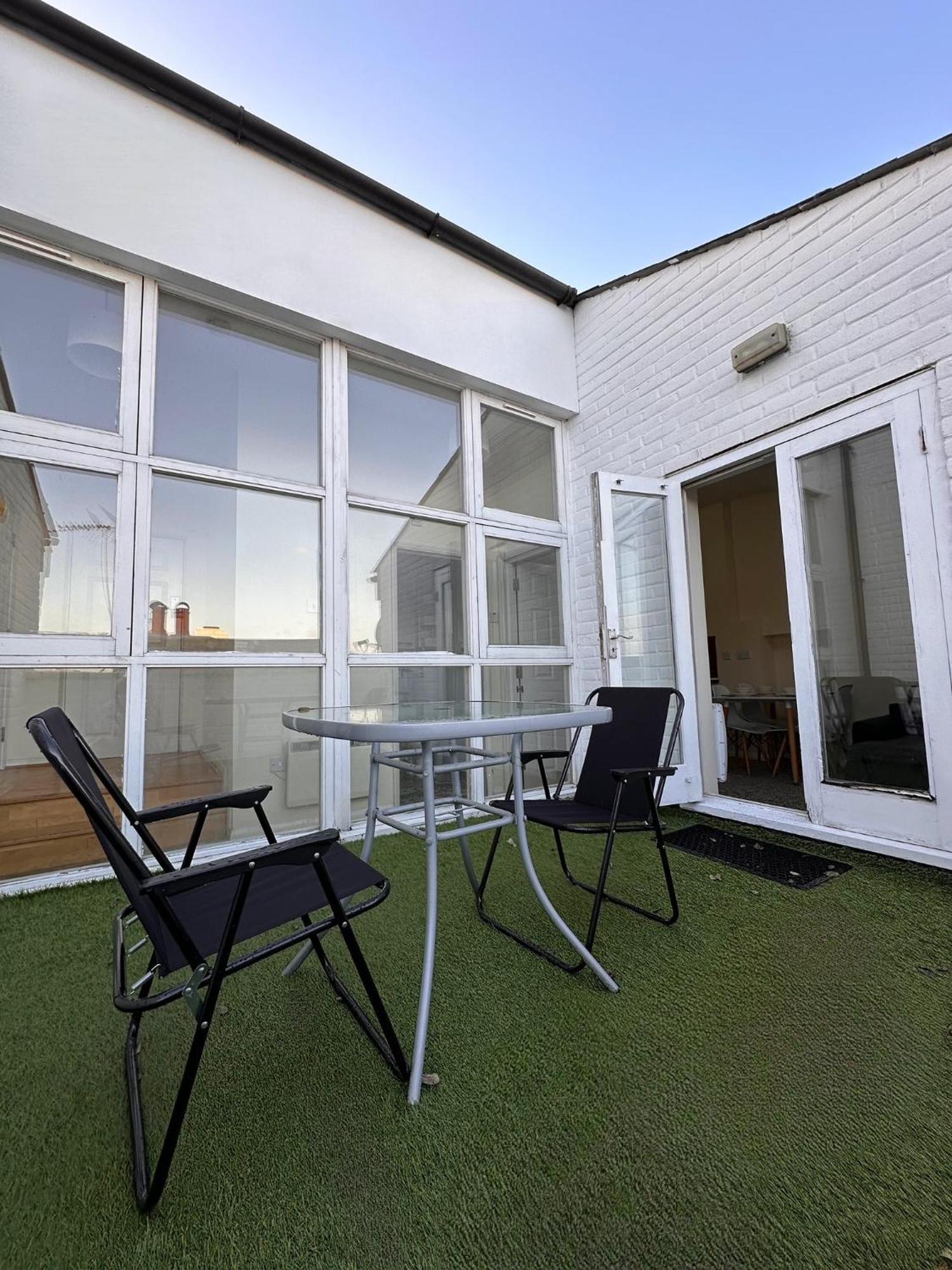 With Balcony - On High Street - Sleeps 6 Appartamento Londra