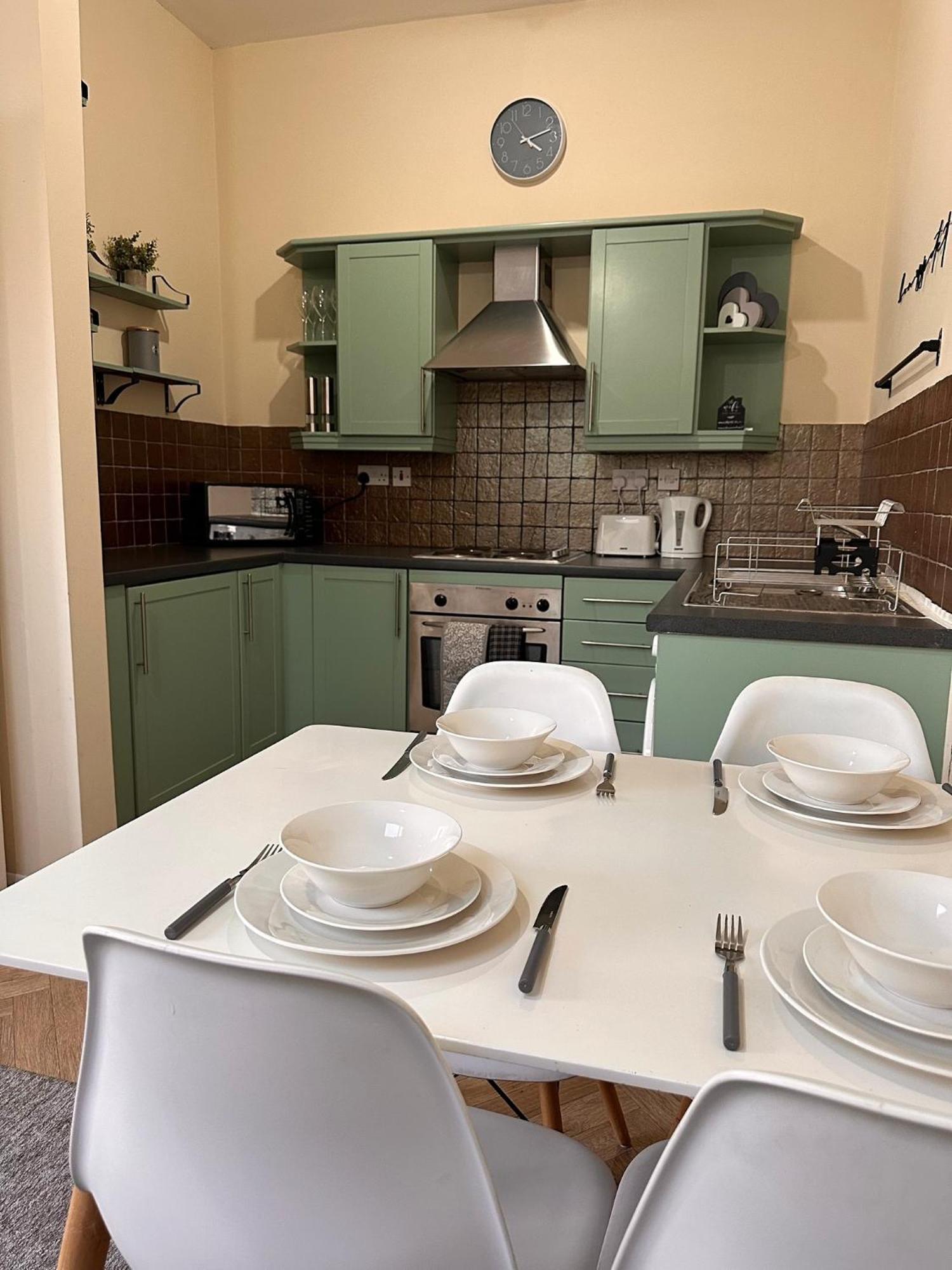 With Balcony - On High Street - Sleeps 6 Londra