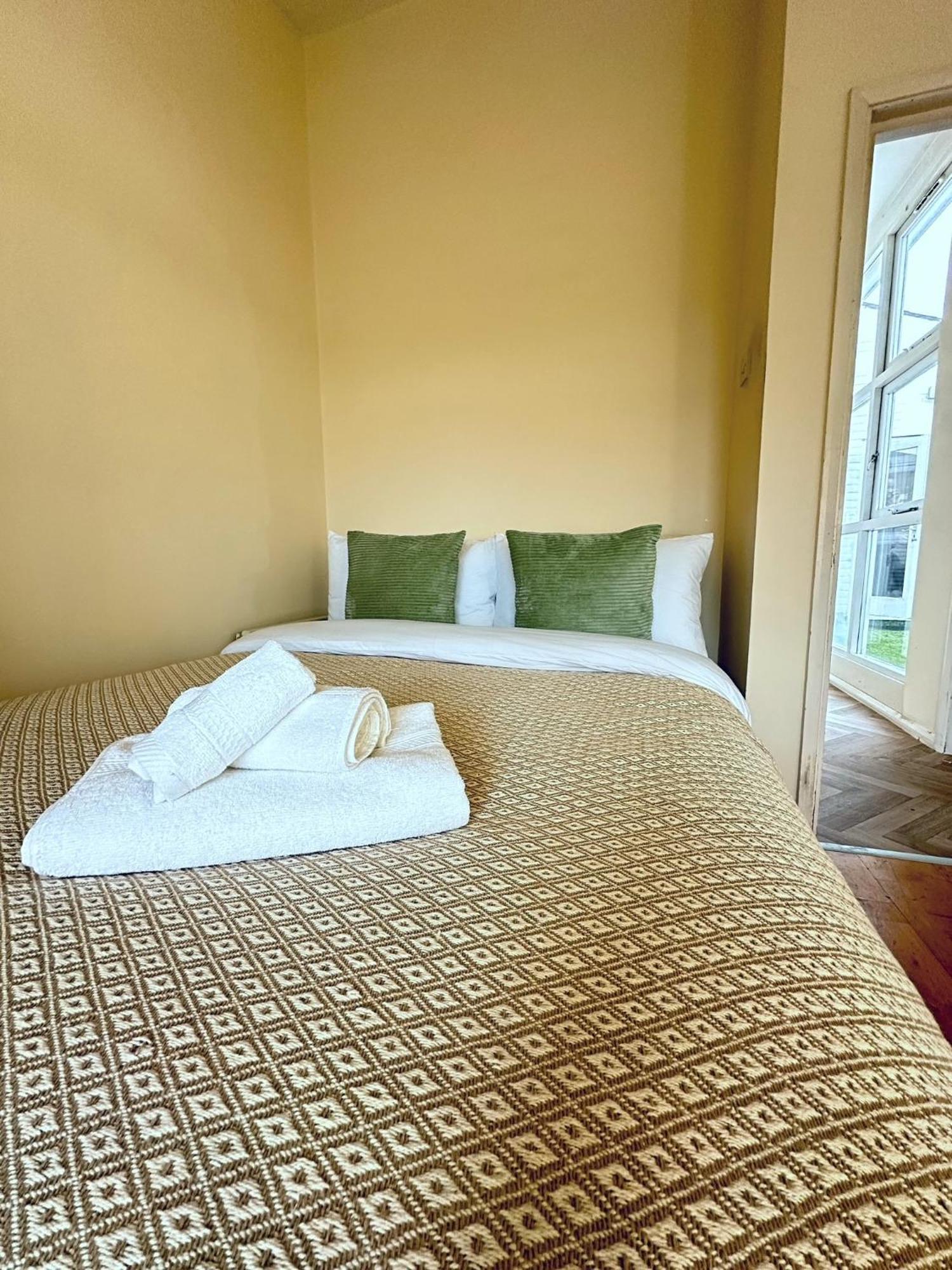 With Balcony - On High Street - Sleeps 6 Appartamento *