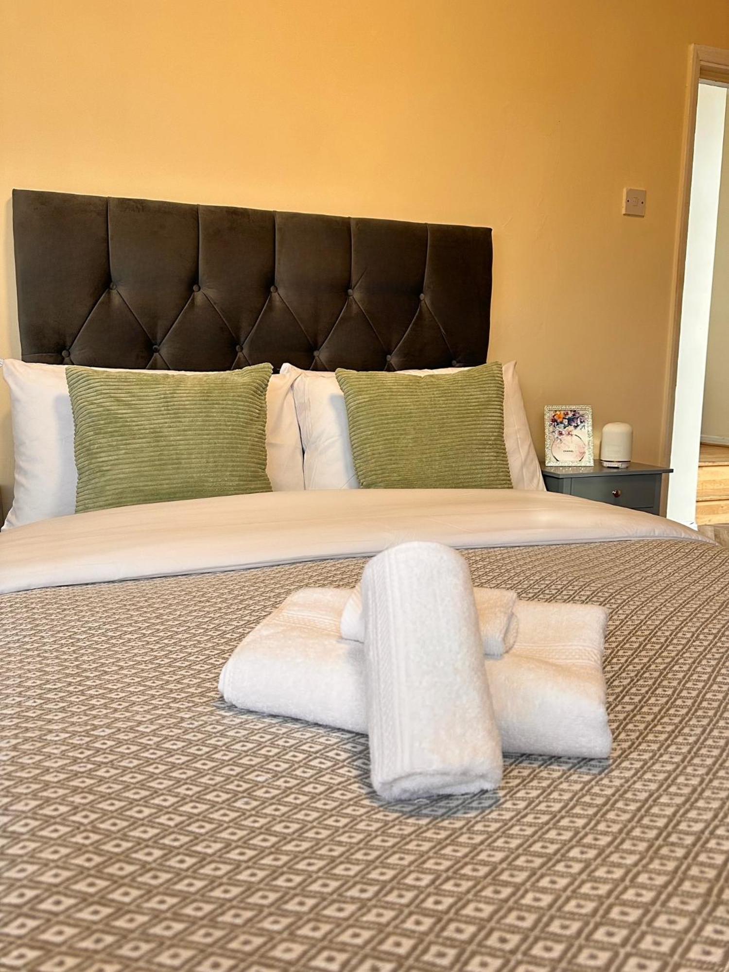 With Balcony - On High Street - Sleeps 6 * Londra